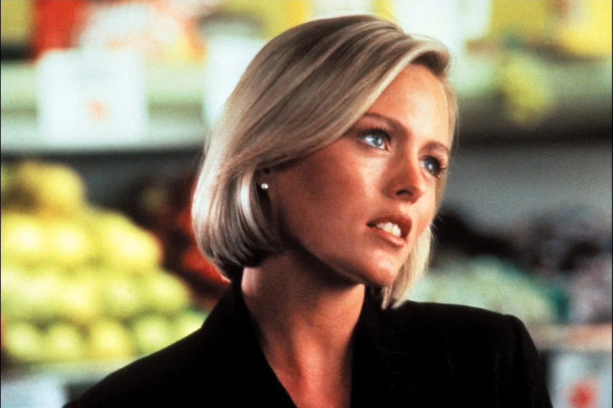 Та самая девушка из посольства. "Смертельное оружие-2"