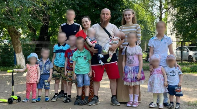 Семья многоженца Сухова. Фото: ТГ-канал "SHOT".
