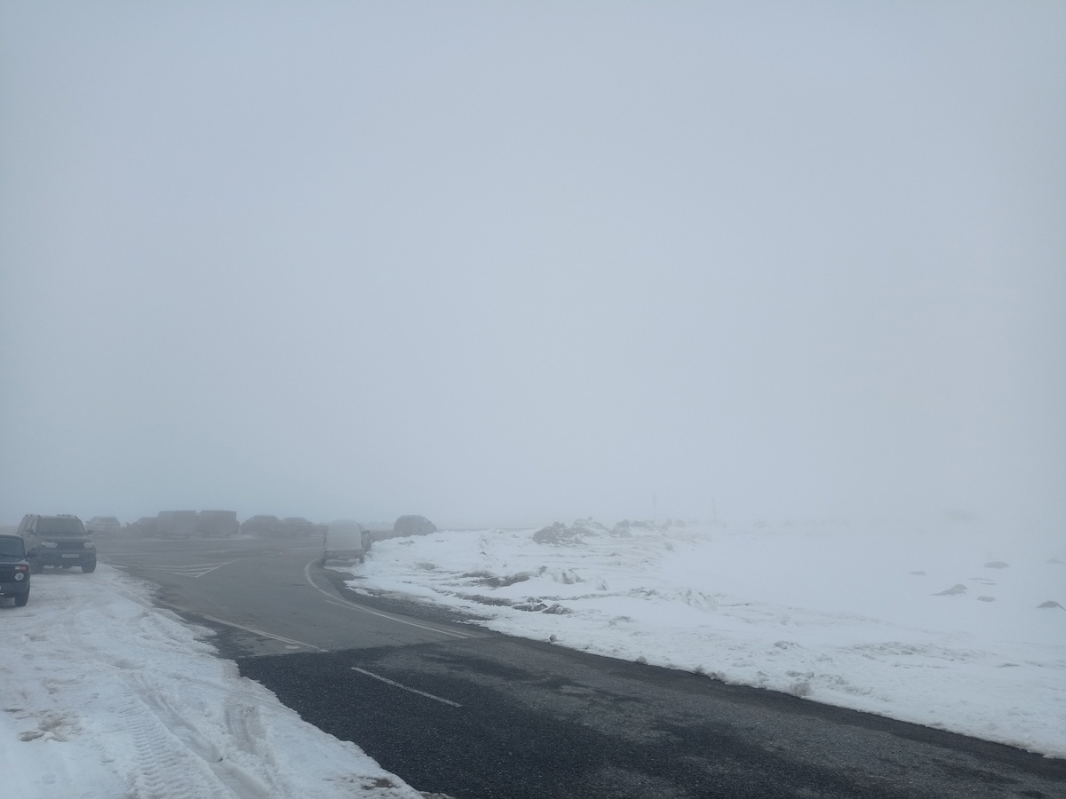 1. Автомобильная дорога. БОльшая часть с асфальтовым покрытием хорошего качества, но ближе к поселку продолжительный участок с отсутствием дороги. И весной и осенью лучше ездить на внедорожнике.