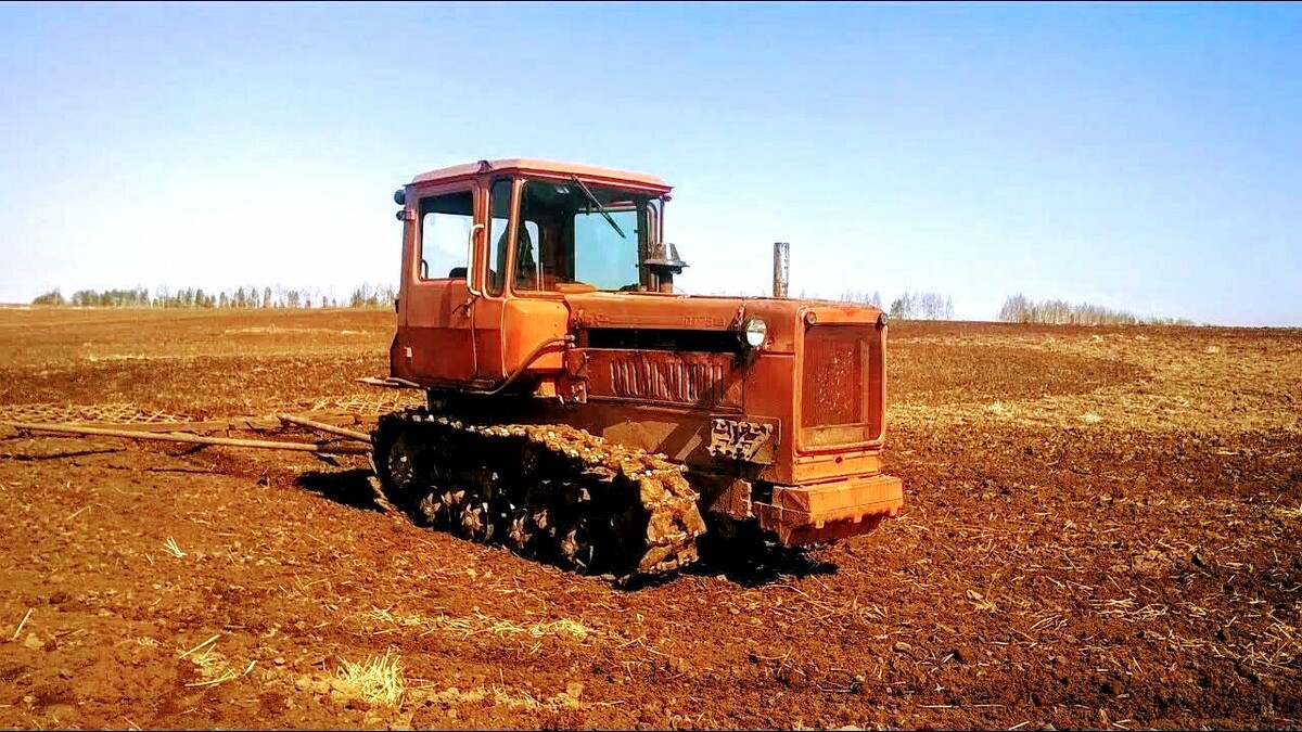 Мы думаем, такой ДТ-75 был...