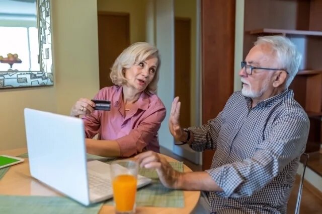    Как не попасться на удочку мошенников в предпраздничной суете?