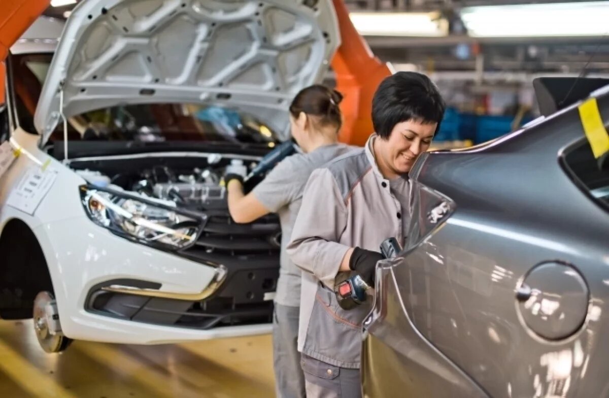    За последние два года зарплата основных рабочих на предприятии выросла более чем в два раза.