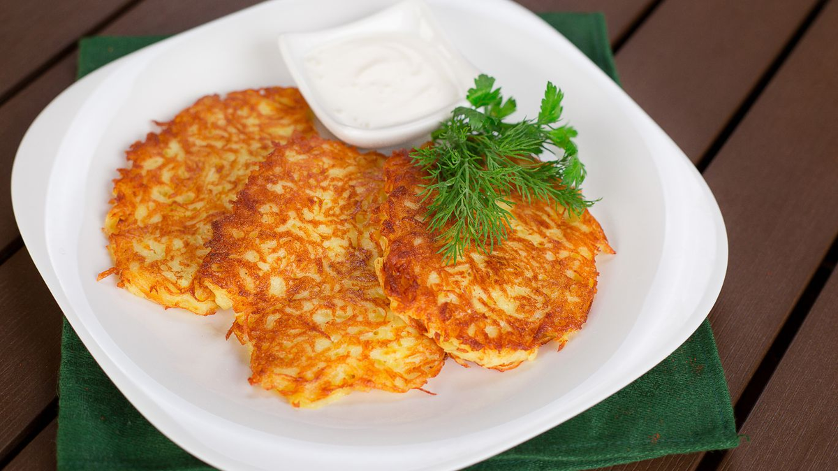 Фото с сайта: https://vdiete.ru/wp-content/uploads/2020/06/Recept-kartofelnyh-dranikov.jpg