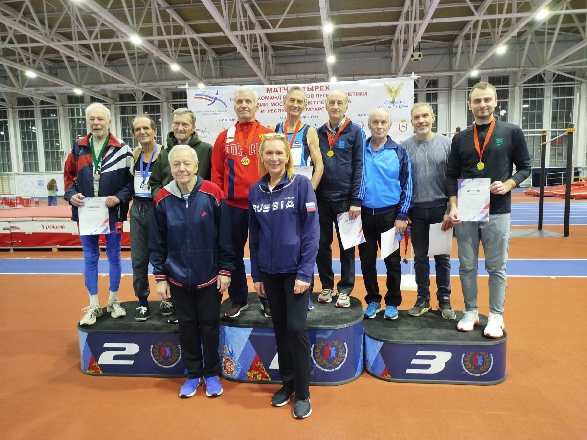    Юрий Чирков, Наталья Садова (на переднем плане) с победителями и призёрами соревнований в прыжках в длину