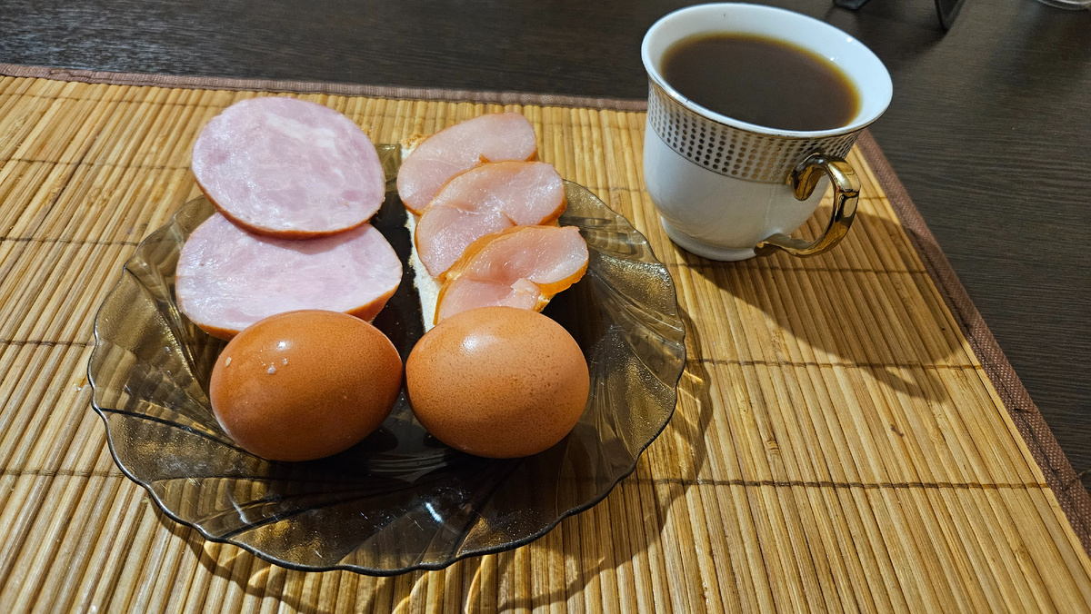 Завтрак. Яйца, бутер с карпаччо, бутер с ветчиной. 349 ккал.