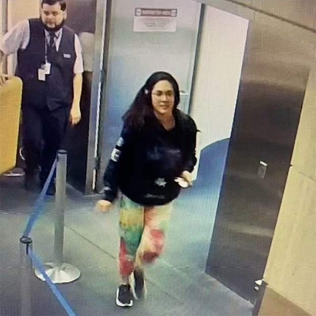    Ханна Кобаяши в аэропорту Лос-Анджелеса. Скриншот: Larie Pidgeon