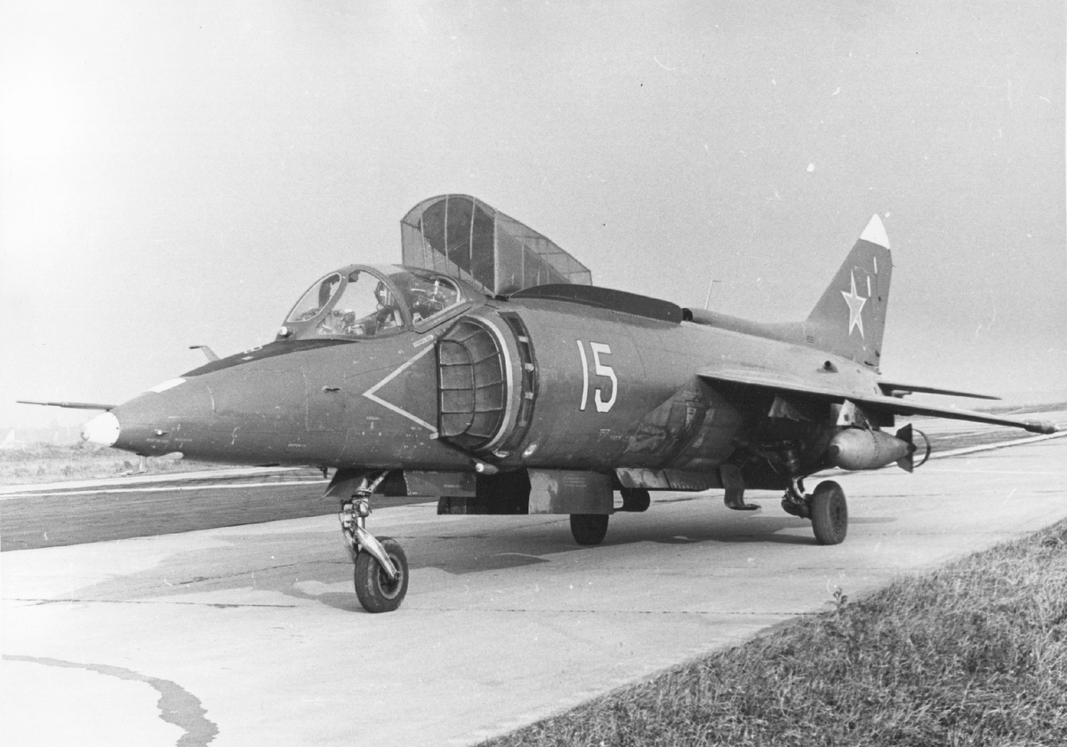 Як-38 с установленными защитными решетками. Один из вариантов.