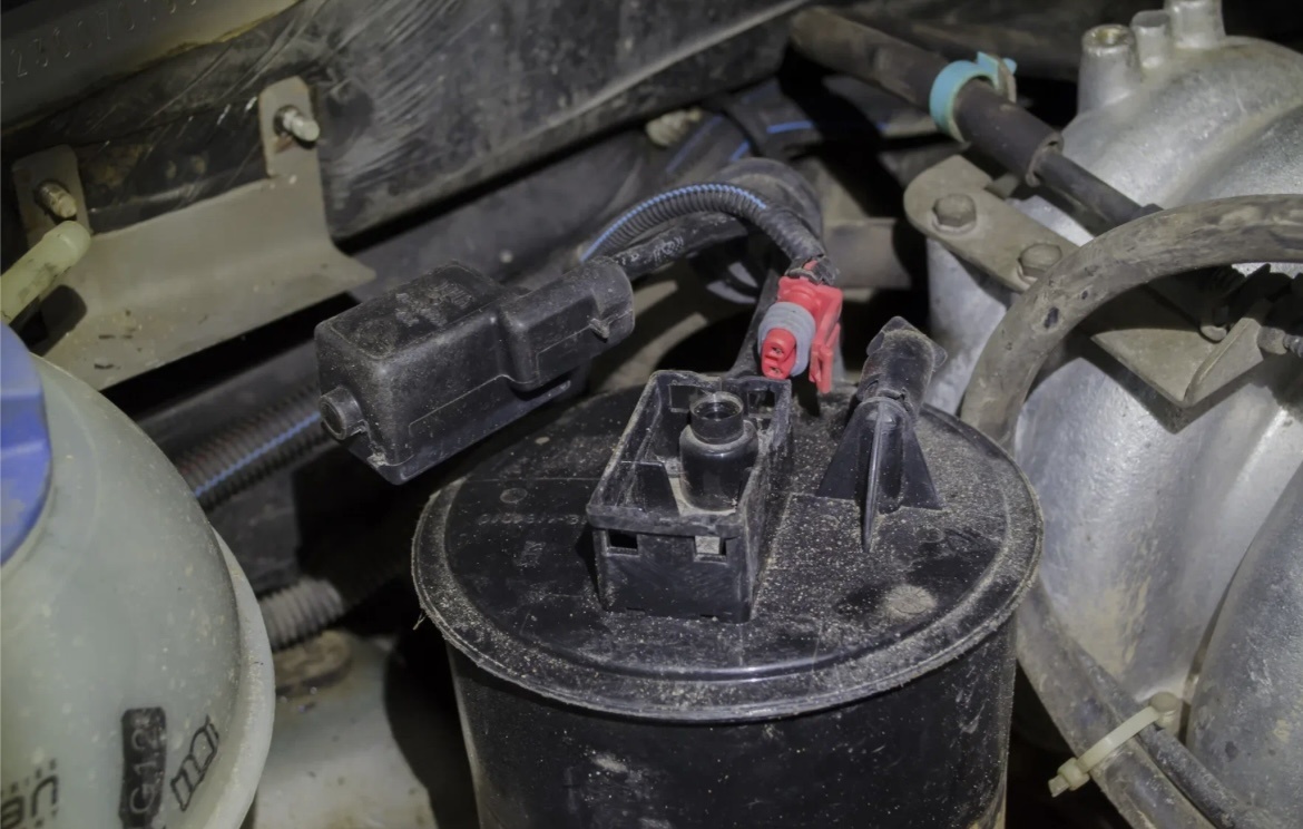 Адсорбер на автомобиле.