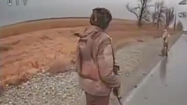 Момент подлета дрона к солдату. Скрин с видео.