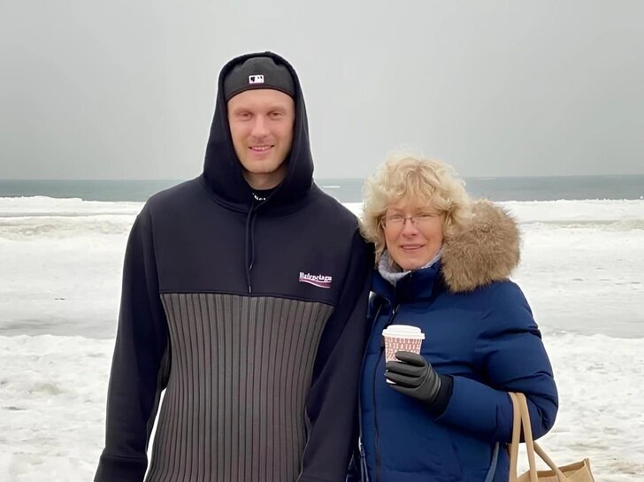 Мама Яниса прилетит в столицу в воскресенье