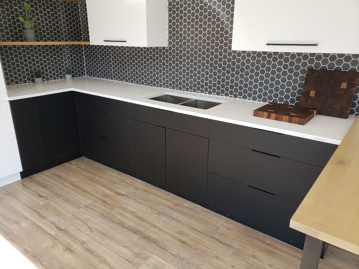 Белая столешница для кухни из кварцевого агломерата Noble Supreme White от Technistone