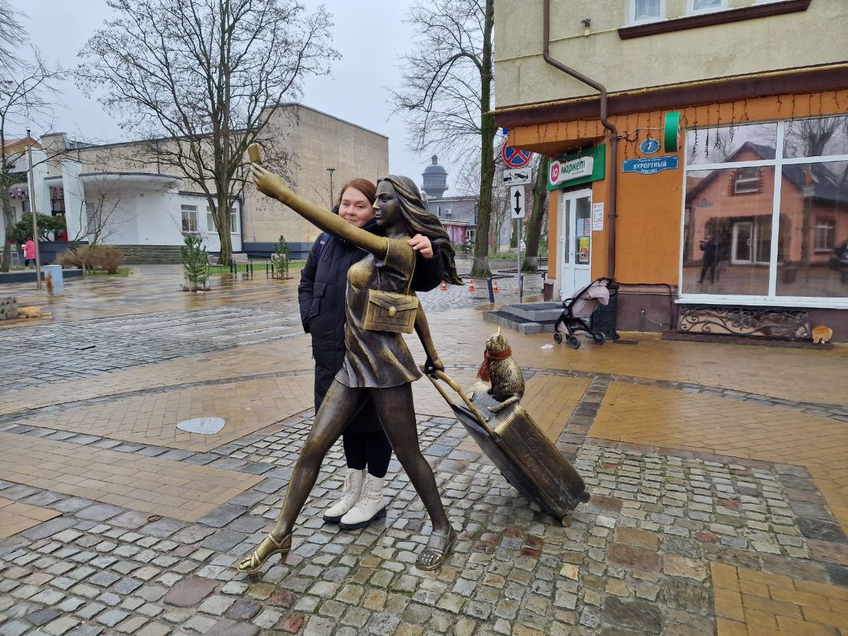 это я с зеленоградской туристкой, холодное у неё плечо, аж рука замерзла. А кто-то ей нос натёр. И не только нос.