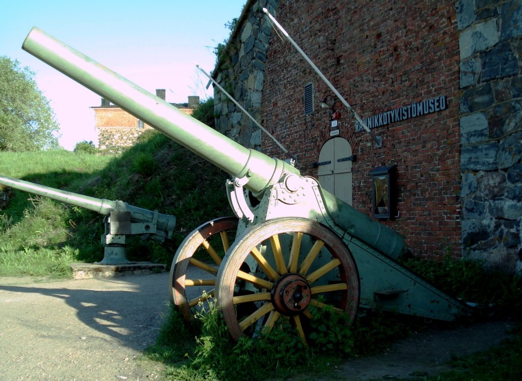 6-дюймовая осадная пушка образца 1904 года Калибр, мм : 152,4
Длина ствола, клб : 30
Масса в боевом положении, кг : 5437
Дульная скорость, м/с : 623
Максимальная дальность стрельбы, км : 14,2
Максимальный угол возвышения, градусов : 40,5
Минимальный угол склонения, градусов : −3,5