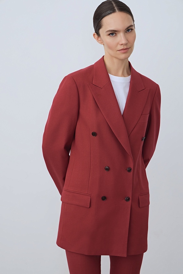 Двубортный пиджак отлично скрывает несовершенства фигуры и выглядит чуть более строго, чем однобортный.