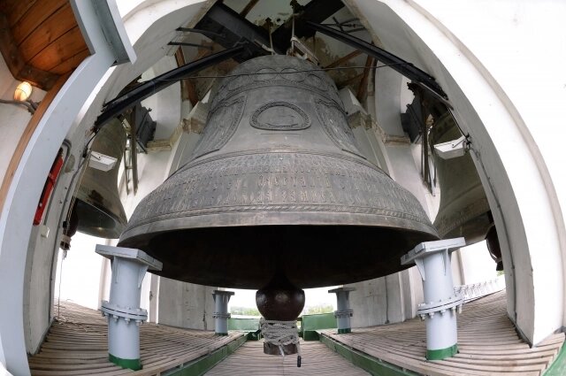    Царь-колокол весом 72 тонны на колокольне Троице-Сергиевой Лавры. Фото:  РИА Новости/ Сергей Пятаков