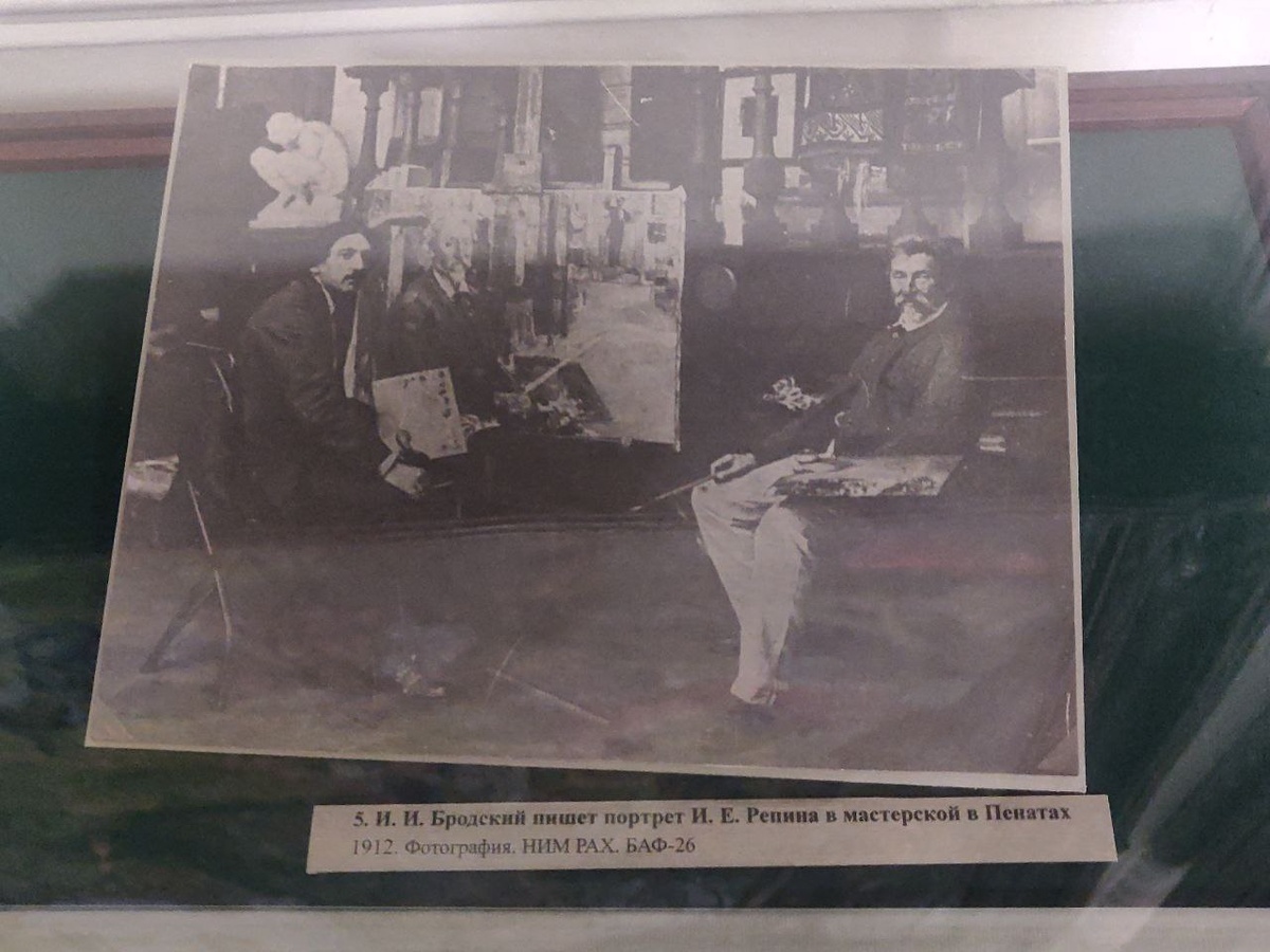 Фотография из музея И.И.Бродского. И.И.Бродский пишет портрет И.Е.Репина в мастерской в Пенатах, 1912 год. Фото автора