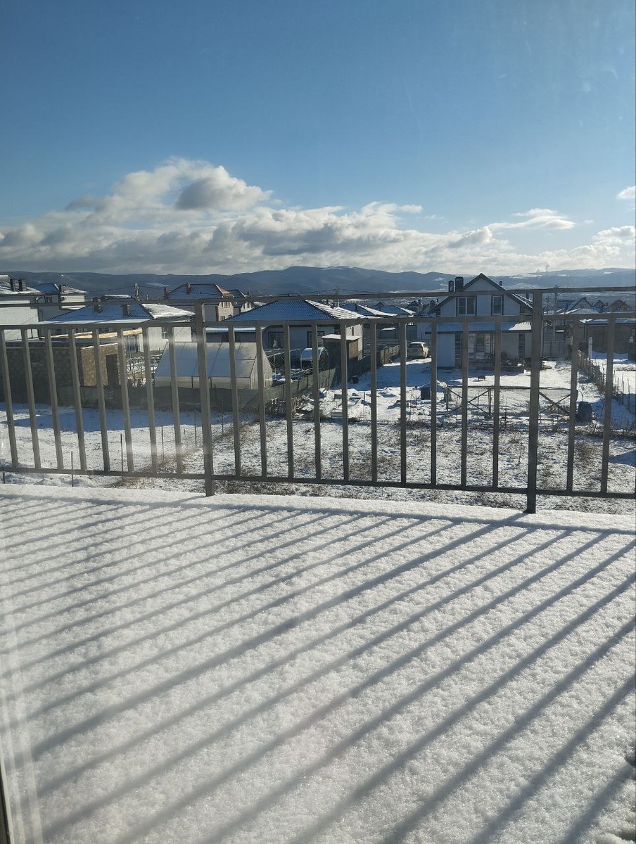 С первым снегом)