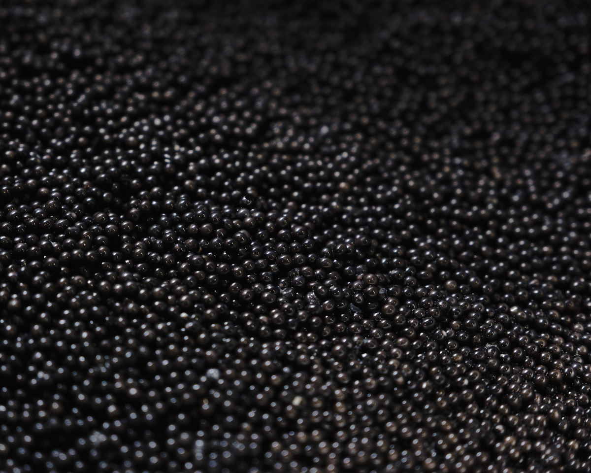 Выраженно чёрный цвет икры, антрацитовый, редкое явление. 