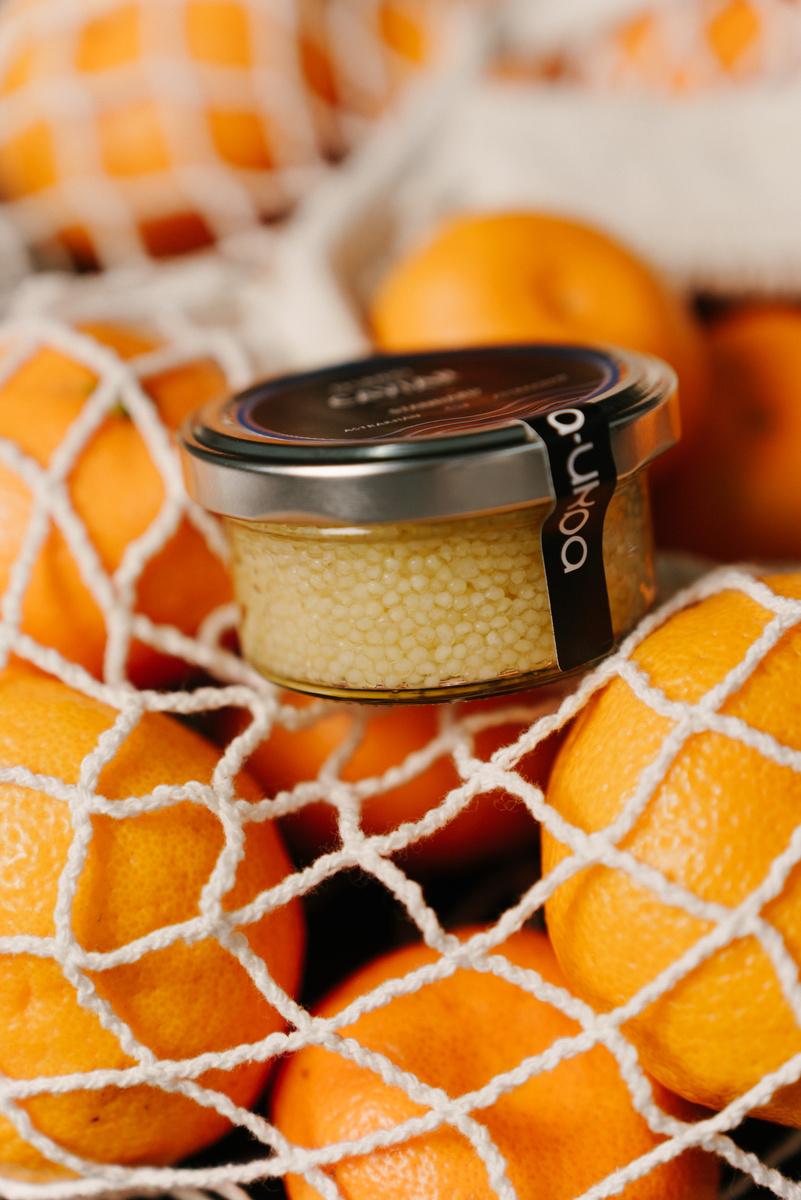 "Золотая" икра, получена от осетра альбиноса на производстве компании А-ИКРА.