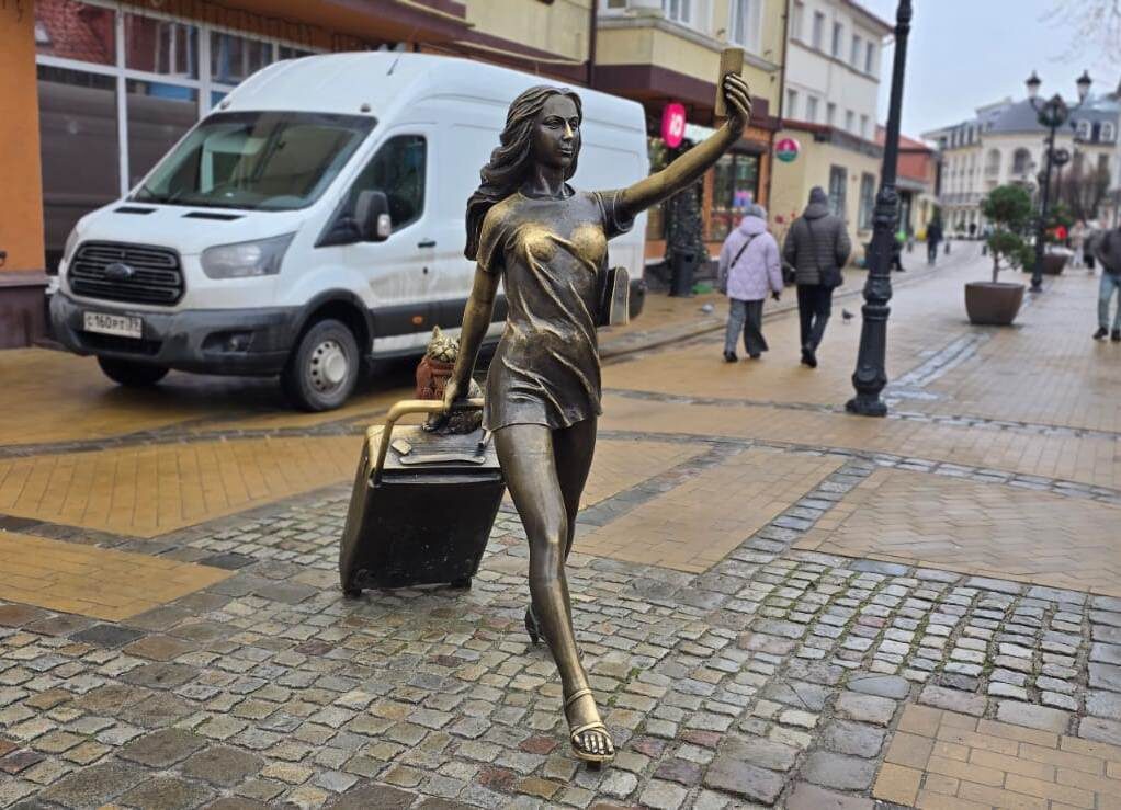 Фото автора. Зеленоградская курортница. Неравнодушние жители Зеленоградска решили подарить котику теплый шарфик.