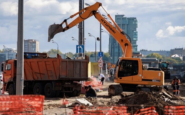 Для экскаватора, за год проезжающего от силы несколько километров, удобнее и логичнее считать время работы, а не пробег (Фото: Sergey Elagin / Business Online / Global Look Press)