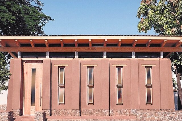    Так выглядит корпус школы, построенной из отходов от производства текилы. Фото: Komos.com