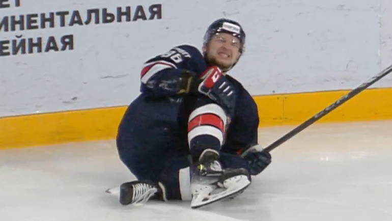    Защитник «Металлурга» Владислав Еременко выбыл до конца сезона из-за травмы.Скриншот трансляции