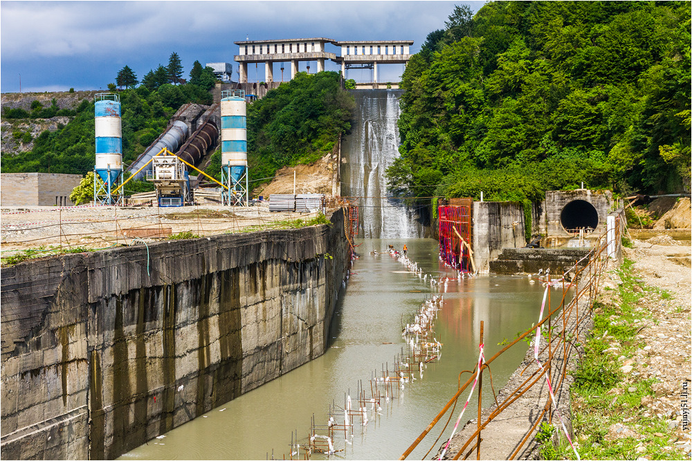 Абхазия. Перепадная ГЭС-1. Имеются ещё две. Вопрос о восстановлении всех трех малых ГЭС поднимался и не раз, только вот предложения исходили от частных предпринимателей. Зная, как болезненно в Абхазии относятся к инвесторам, нетрудно догадаться, почему до сих пор ГЭС простаивают.  Взято на drive.ru
