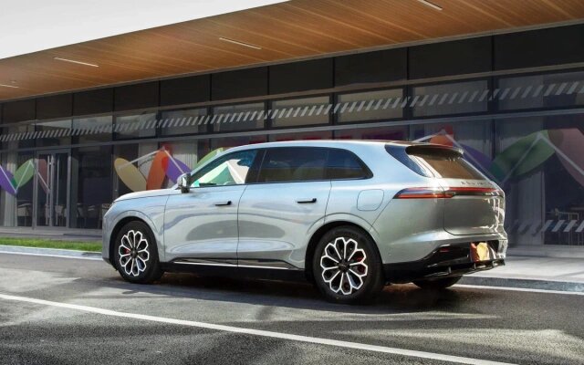 Экстерьер — коллективный труд авторов из нескольких дизайн-студий. Колеса у гибрида 20-дюймовые, у электромобиля 21-дюймовые. Сюда бы выдвижные подножки, у конкурентов имеются. Фаркоп намечен как аксессуар. (Фото: Александр Катаев)