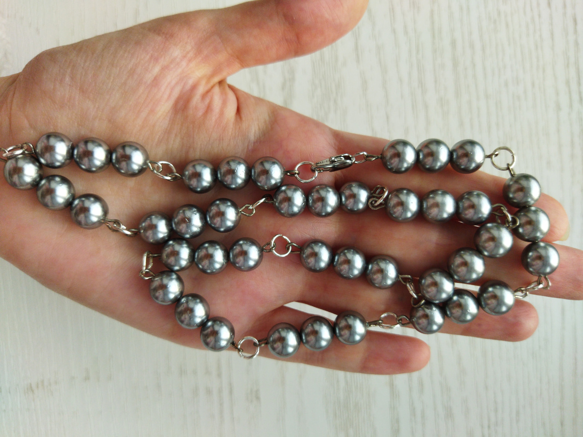 Колье из серебристой майорки