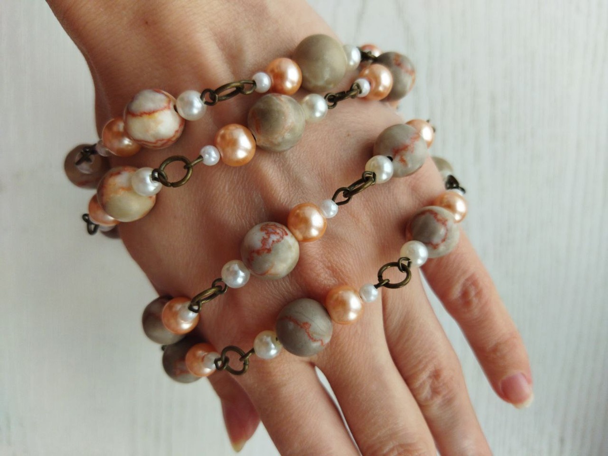 Цепь из яшмы и искусственного жемчуга