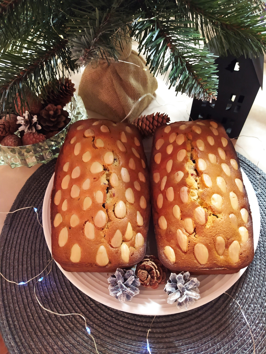 Мои рождественские кексы. Фото 2022 года. В этом году сделаю новые фотографии. На разрезе кекс очень красивый и праздничный. И обязательно поделюсь.