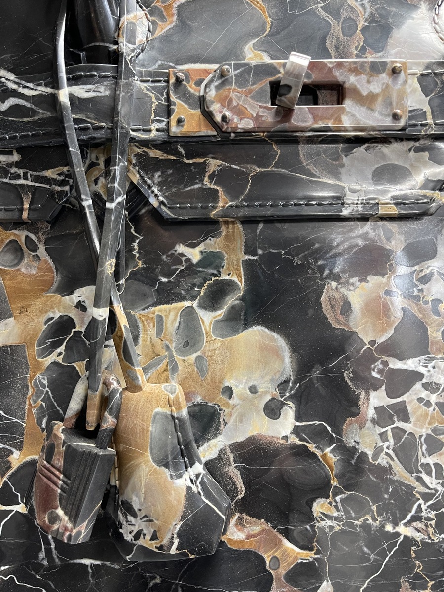 CRIMSON NIGHT (Багровая Ночь), 2024, мрамор Nero Portoro, 51 x 56 x 25 см. Обратите внимание на детали: стежки под углом как в оргигинальных Биркин!