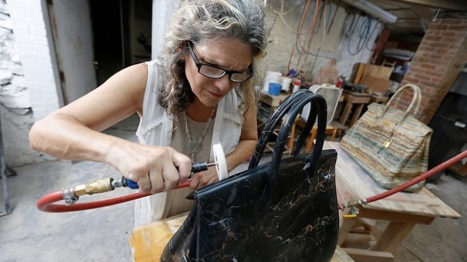 Барбара Сигал за работой. CRIMSON NIGHT (Багровая Ночь), 2024, мрамор Nero Portoro, 51 x 56 x 25 см. Обратите внимание на детали: стежки под углом как в оргигинальных Биркин!