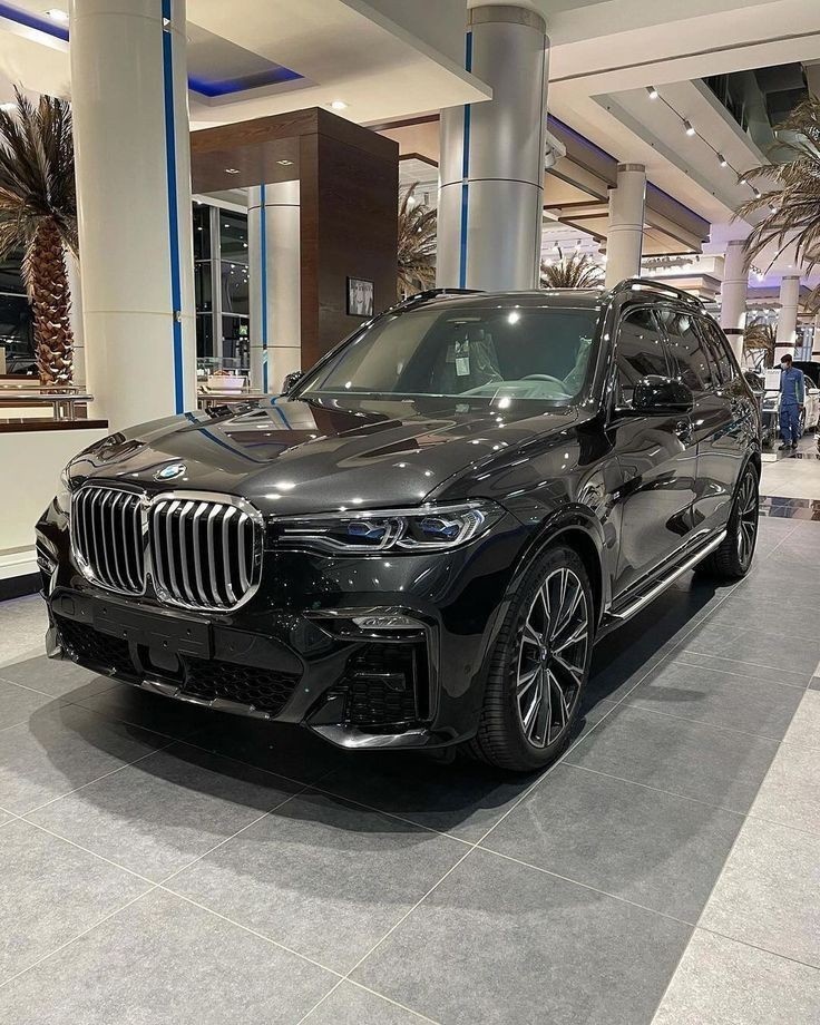 Полноразмерный трехрядный кроссовер BMW X7 даже в базовой комплектации всегда был очень привлекательным. Рестайлинговый xDrive40i 2023 модельного года смог стать еще лучше. В сравнении со своим предшественником, новинка с турбированной 3-х литровой рядной шестеркой и мягкой гибридной системой развивает на 40 л.с. и на 91 Н∙м крутящего момента больше. Рестайлинговая модель также получила новую восьмиступенчатую АКПП с режимом Sprint, на короткое время снижающим передачу на самую низкую из допустимых и применяющим спортивную настройку для всего, для чего она применима. Все рестайлинговые X7 имеют полный привод.