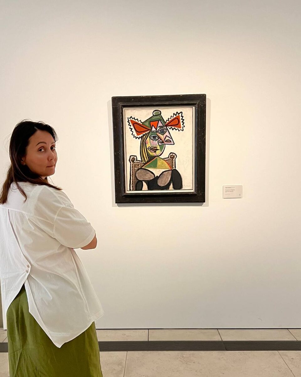 Громкое имя одного из живописцев можно угадать из этого кадра. Но обо всем по порядку. 