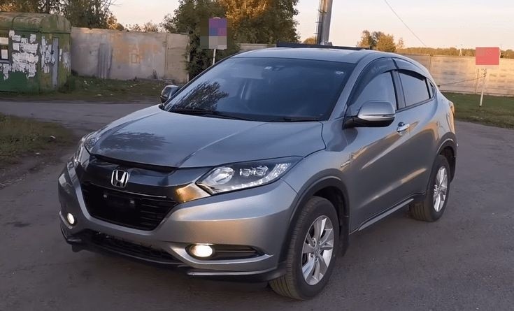 Vezel - кроссовер марки Honda с LED-оптикой, стильным кузовом и комплексом систем помощи водителю Honda Sensing. У автомобиля высокая общая эффективность, управляемость и комфорт, а также низкий расход топлива. Автомобиль оснащен 6 подушками безопасности, системой помощи при спуске с холма и другими современными функциями.Объем двигателя: 1496 см³Мощность двигателя: 106-118 л.с.Габариты: 4330 мм /1790 мм / 1580 мм (длина, ширина, высота)
