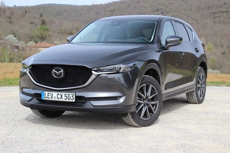 Mazda CX-5 - привлекательный автомобиль для поездок, как в городе, так и по бездорожью. Мазда оборудована богатым набором интеллектуальных систем превентивной безопасности, а также имеет роскошный интерьер, что делает кроссовер востребованным на рынке.Объем двигателя: 1998 - 2488 см³Мощность двигателя: 156-200 л.с.Габариты: 4575 x 1845 x 1690 мм (длина х ширина х высота)