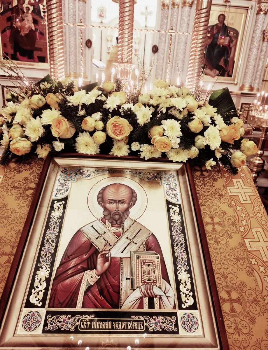 Ручки наших флористов творят красоту. праздничная икона в обрамлении красивых цветочков! Любуйтесь, мои любимые подписчики!