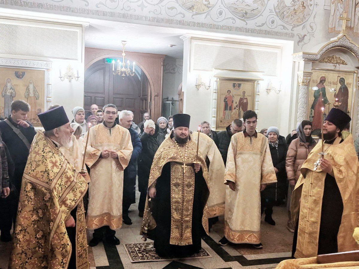 Батюшки сейчас будут петь величание. По центру настоятель храма свт.ИОВА - о.Александр НАРУШЕВ, справа о.АНатолий ПРАВДОЛЮБОВ, слева о.Александр КОПЯТКЕВИЧ, за ними алтарники и прихожане.