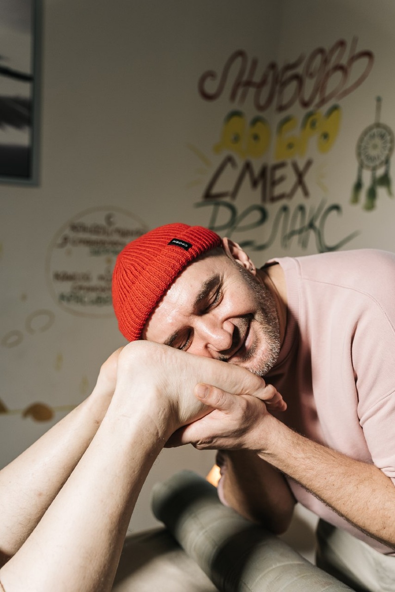 
Друзья, хочу поделиться с вами важной темой, которая определяет ваш успех в продажах, удержании клиентов и развитии вашего массажного дела. Это разница между бедным и богатым мышлением.

Ваши результаты на 80% зависят от того, как вы мыслите, и только на 20% — от навыков. Именно мышление задаёт вектор действий.

Например:
❌ «Клиент не купил абонемент, потому что у него нет денег.» — это бедное мышление.
✔️ «Как я могу показать клиенту ценность абонемента, чтобы цена казалась выгодной?» — это богатое мышление.

❌ «Клиент записался и не пришёл — ну что поделать.»
✔️ «Что я могу сделать, чтобы клиент ценил запись? Может, нужны напоминания или бонусы за посещение?»

❌ «Мои услуги дорого стоят, люди не готовы платить.»
✔️ «Как усилить ценность моих услуг, чтобы клиент видел их как инвестицию в здоровье?»

Важно понимать: богатое мышление фокусируется на решениях и возможностях, а не на оправданиях и жалобах.

💭 Подумайте сейчас:

Где в вашей работе проявляется бедное мышление?
Как вы можете заменить его богатым подходом?
🔑 Ваши клиенты хотят видеть профессионала, который уверен в своей ценности и умеет помогать решать их задачи. Всё начинается с того, как вы мыслите!

Давайте работать над собой, чтобы становиться лучше каждый день! 🚀

#ЕвгенийНестерчук #МассажнаяКарьера #ПрактикаДляМассажистов
#МышлениеУспеха #СоветыДляМассажистов #РазвитиеБизнеса
#ПродажиМассажа #ОбучениеМассажу #РастёмВместе

✨ Поделитесь своими мыслями в комментариях: как вы справляетесь с отказами или сложными клиентами? ⬇️