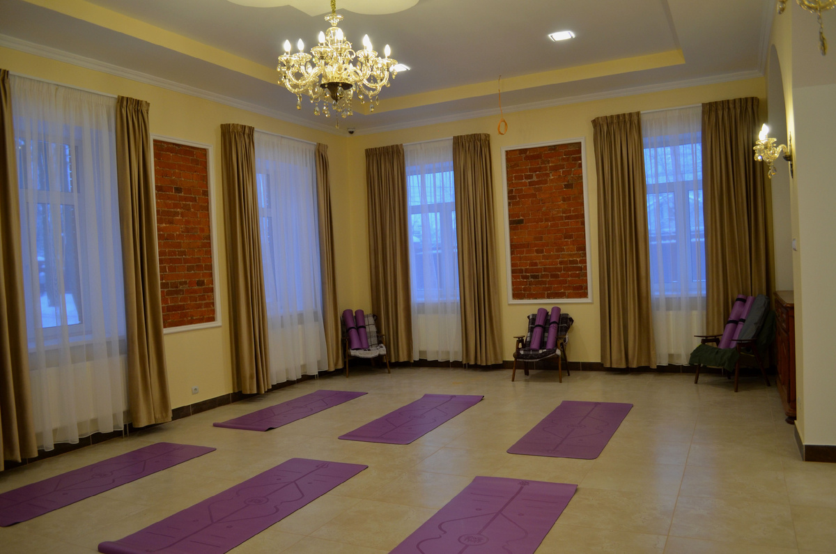 зал для практик в гостинично-ретритном центре "Школа Здоровья"