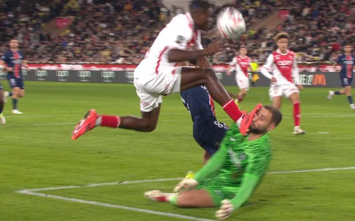 Джанлуиджи Доннарумма после этого стыка, возможно, выбыл на длительный срок. Фото: соцсети