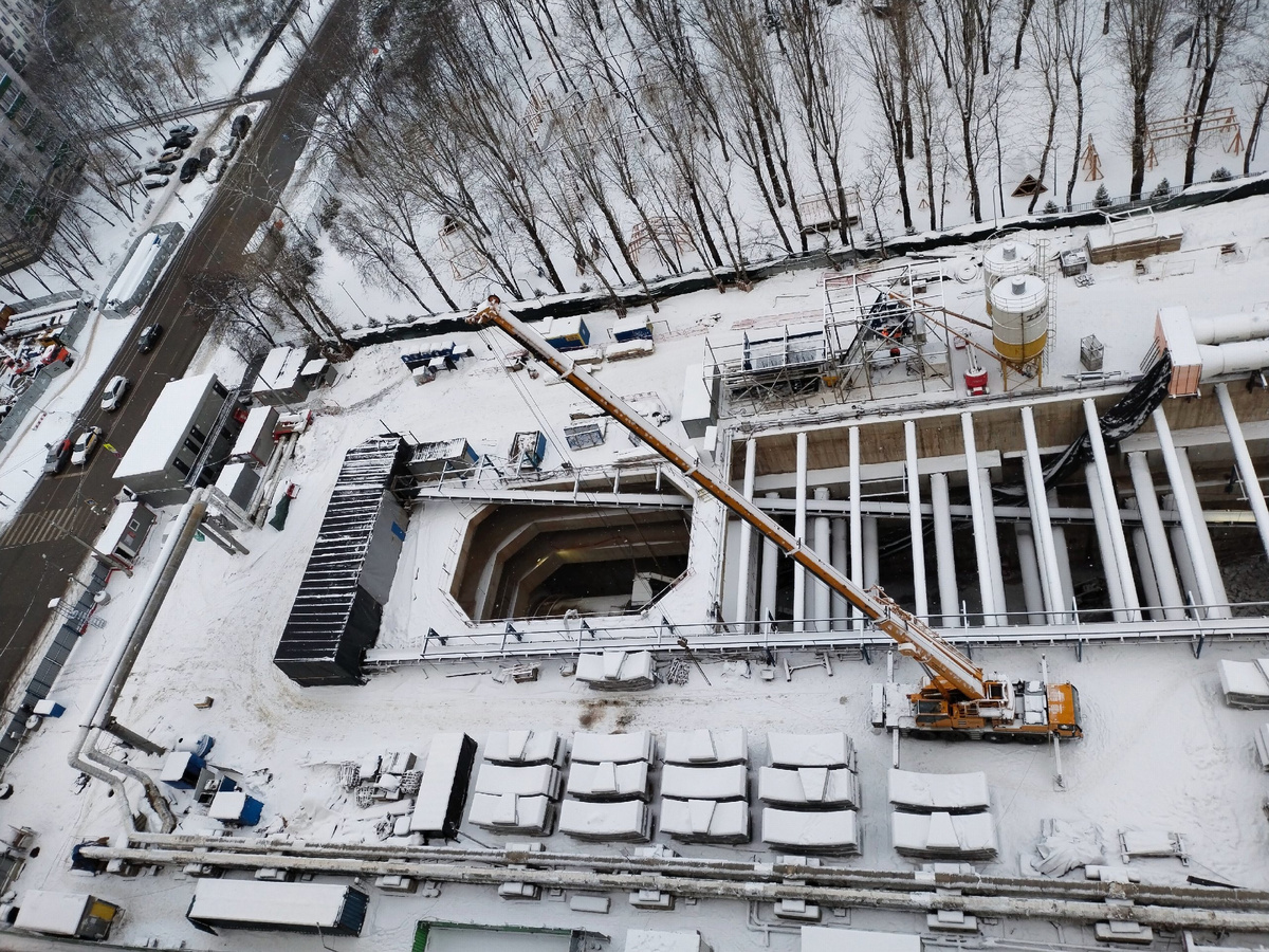 📷 1.1: На площадку завезено большое количество блоков тоннельной обделки (частей железобетонных колец будущего тоннеля) для ТПМК «Лилия», ведущего проходку тоннеля до 🚇«Серебряного Бора».