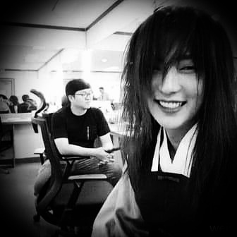 Сложно понять в какую сторону здесь дрейфует недовампир Ким Сон Ёль. Но зная его эстетический манифест (встречаем по ханбоку, провожаем по нему же), предположу что здесь он ближе к психопату. Расхристанный и со странной улыбочкой..