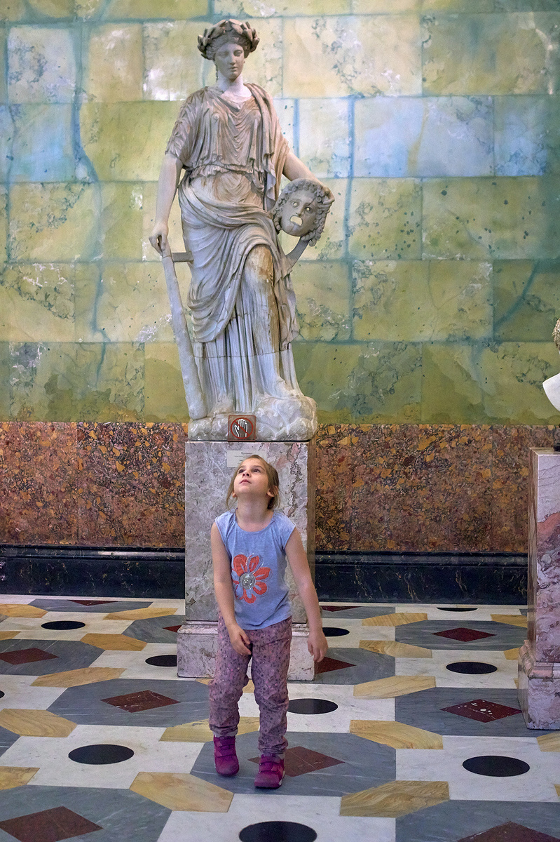 А в греческом зале, а в греческом зале... Ну может и не в греческом...