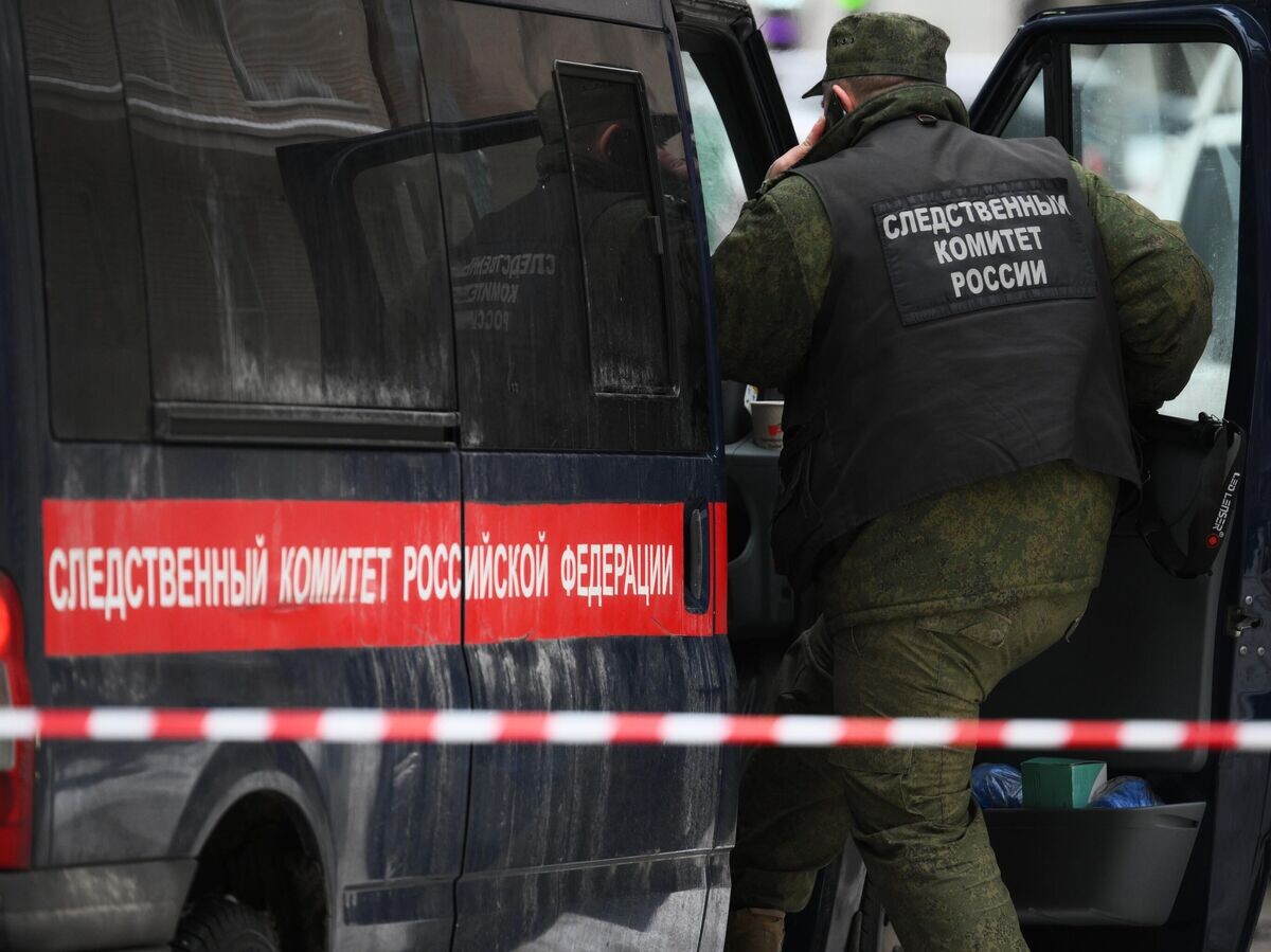    Сотрудник Следственного комитета на месте взрыва около жилого дома на Рязанском проспекте© РИА Новости / Максим Блинов