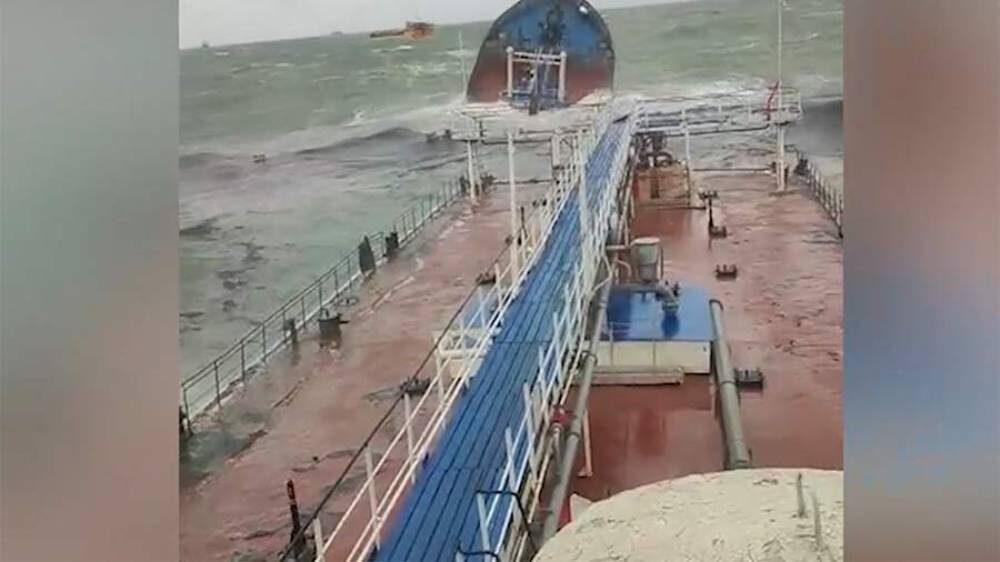 Крушение одного из танкеров, фото newsofrussia.ru