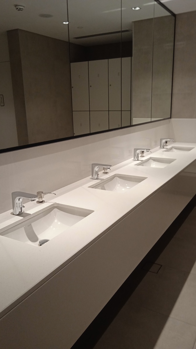 Это в туалете в бассейне, в зеркале отражаются шкафчики