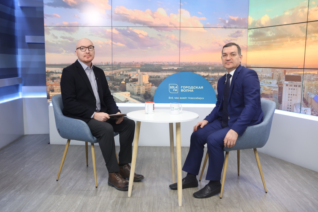 Ведущий программы Иван Проскурин и мэр Новосибирска Максим Кудрявцев. Фото: Фото:и Фото: Ростислав Нетисов, nsknews.info